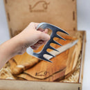 Kit Churrasco Edição Especial, com Ferramentas para Preparar e Servir Carnes com Estilo, Ideal para Churrascos, Festas e Presente, Tábua Artesanal, Faca Inox 7" e Garra de Urso – WOODBULL.